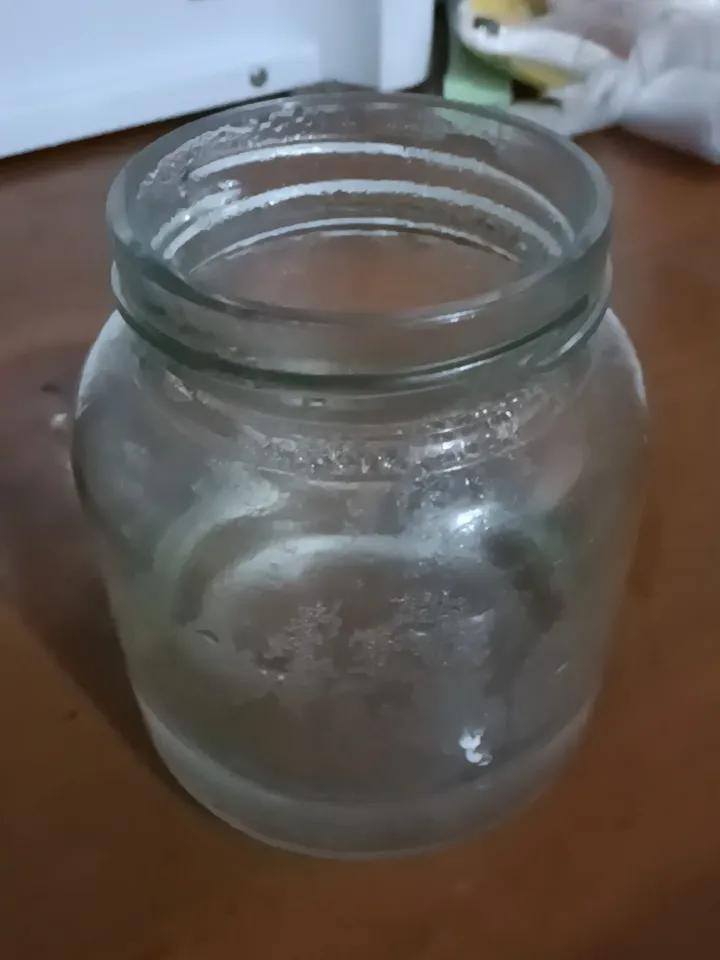 深夜的客厅只亮着一盏落地灯，光刚好打在茶几上那杯水上。玻璃杯壁凝着细密的水珠，顺