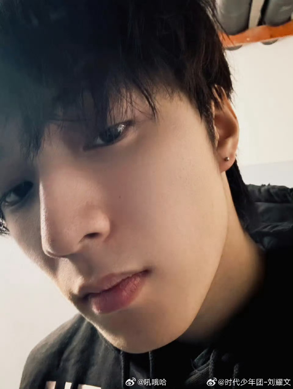 刘耀文 耳洞打耳洞而已，这年头男生戴个耳钉都要被贴标签，审美多元了解一下？帅就完