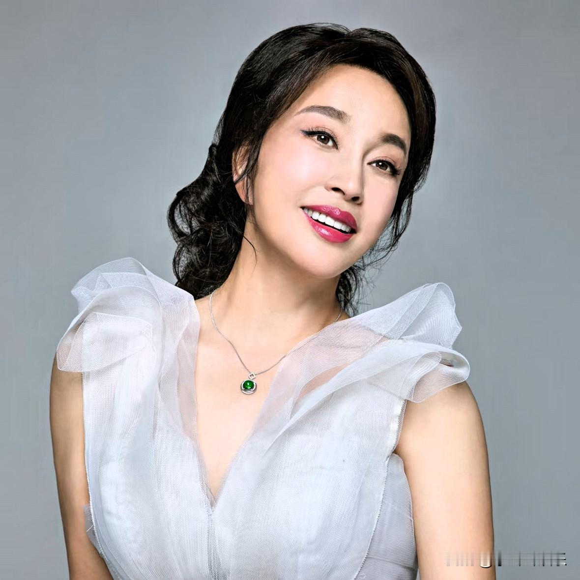 有件事，

不知当讲不当讲，

70多岁的刘晓庆还连着
摊上两场官司，想想都替她
