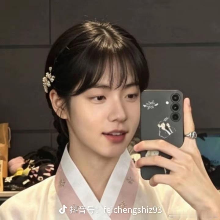 哈哈哈，这小美女是谁