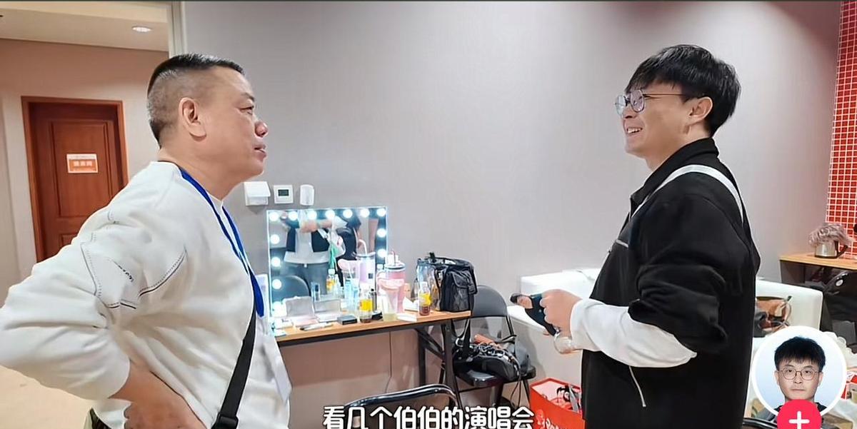 他不是顶流，但台下那碗多摆的饭，比热搜还暖。
父亲笑，孩子挥小手，妈妈在幕后忙活