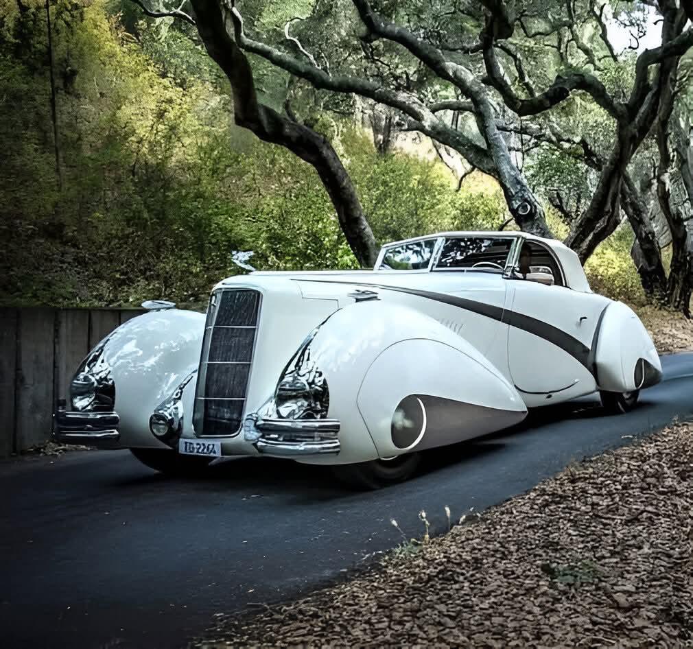 1937 款凯迪拉克 V-16 系列 90 Hartmann 敞篷车。这款超豪华