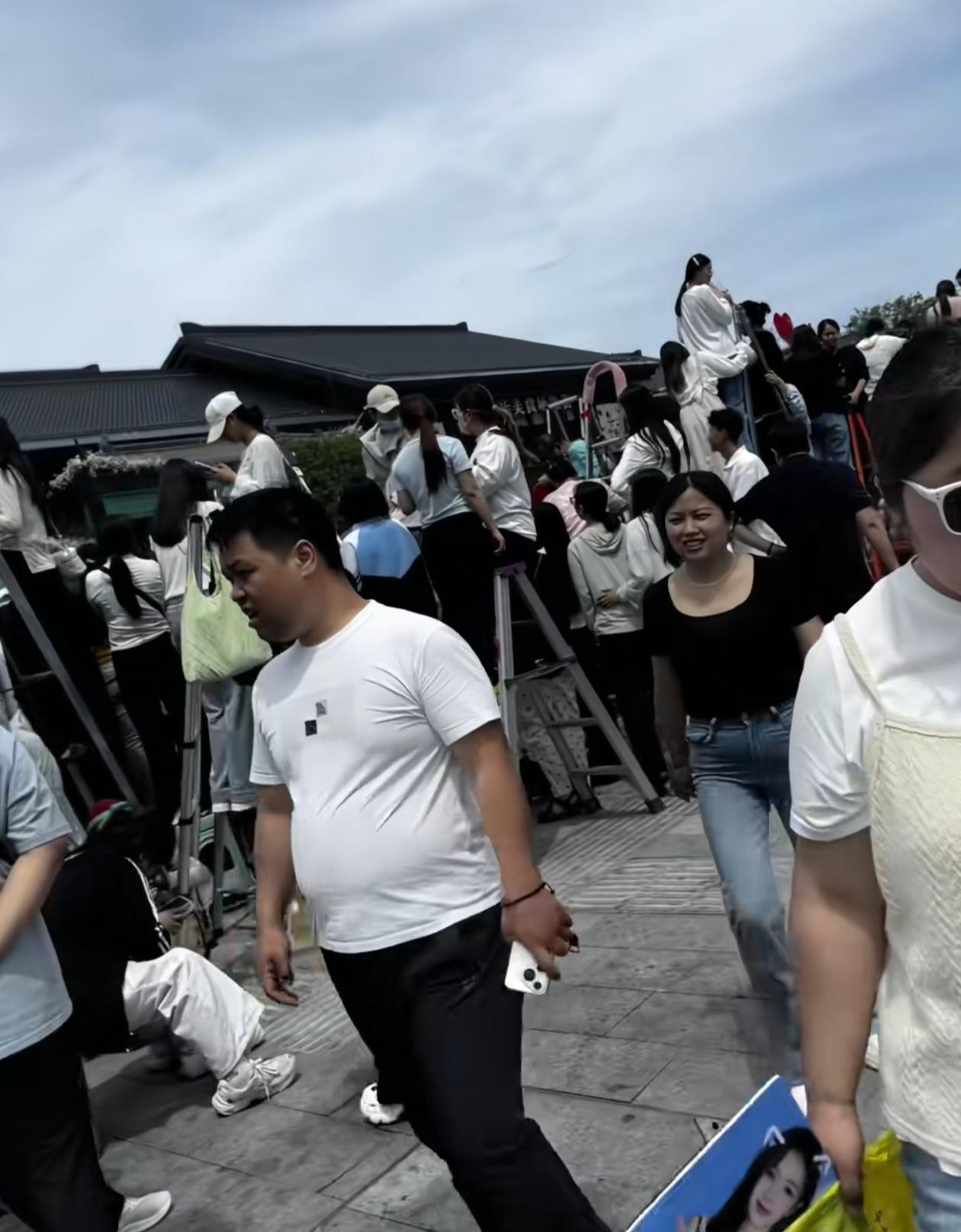跑男正式亮相邯郸，人山人海，美女上树，水泄不通，总之这些词语都用上了[捂脸]前几