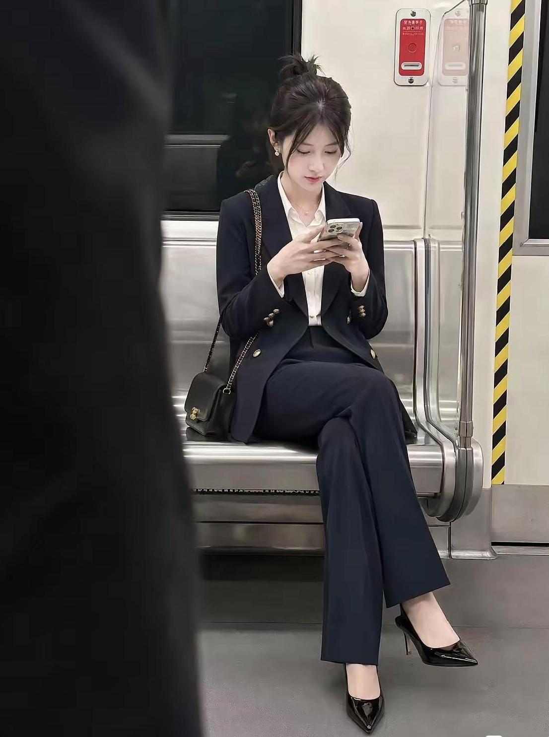 地铁里一眼就被这位女士吸引住了
 
一身得体的深色西装套装，干净利落，气质优雅大