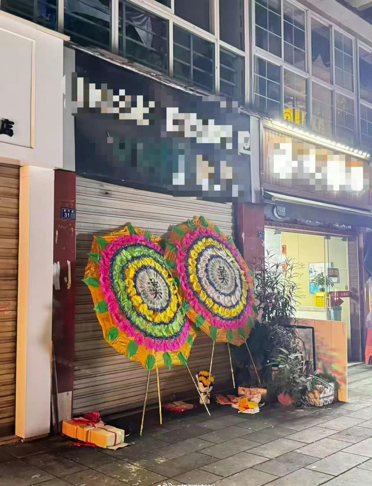 成都一店主砍伤哈士奇致其安乐死，如何评价该事件中双方的行为？
成都被砍伤哈士奇已