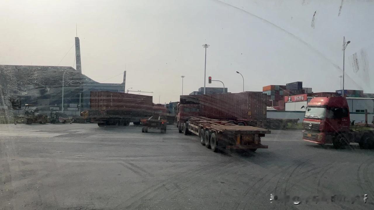 #开半挂车到底挣不挣钱?#根本不挣钱，一个月拿个7-8Ｋ还要拼命跑！