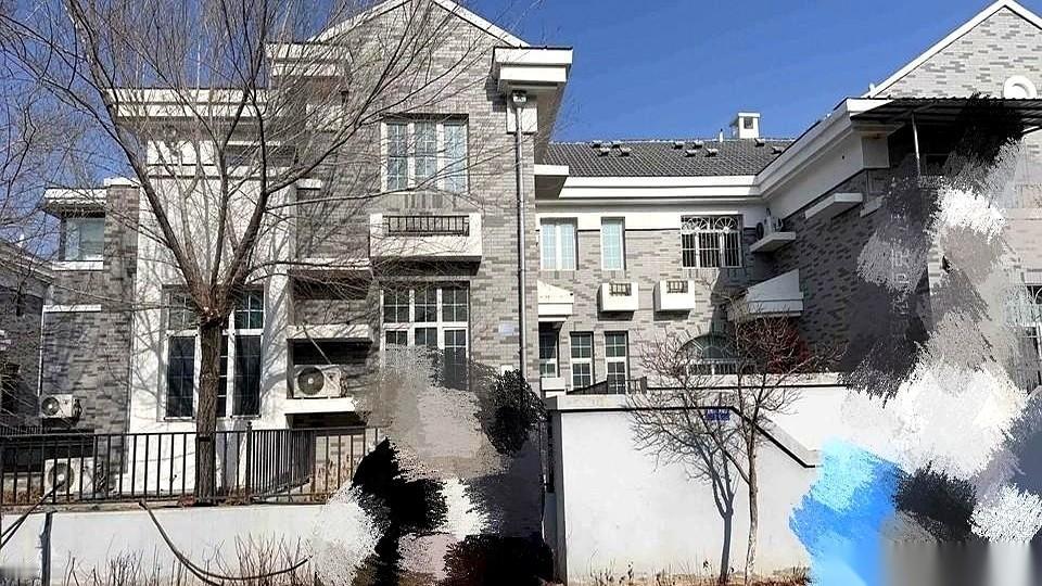 新疆克拉玛依，有栋别墅有点邪门。
三进宫拍卖，价格一降再降，最后挂出188万，还