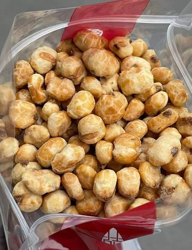 这个玉米粒好硬啊，还是得牙好使才行啊 