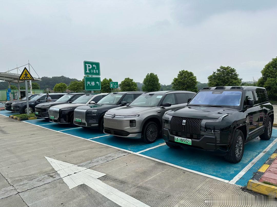 大茶饭，把公司 7 台 9 系 SUV 一起开个三天两夜的旅程，你觉得长途的话哪