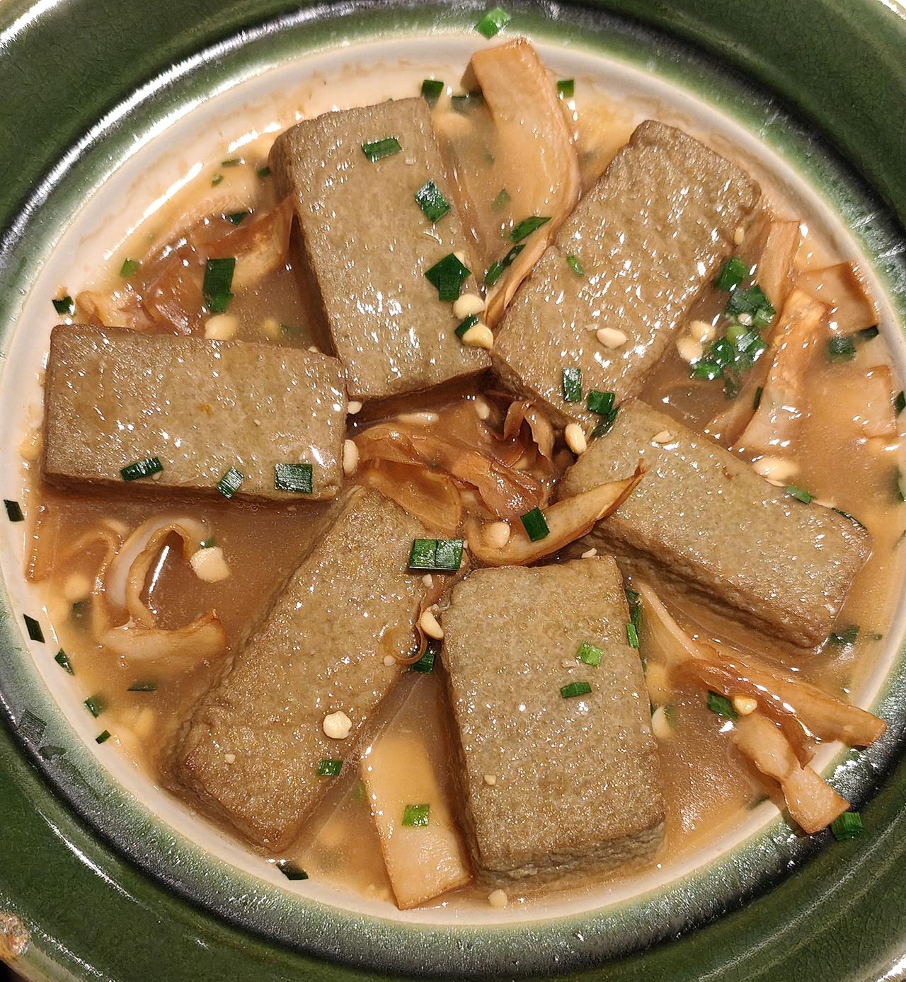 看看我今天拍的黑豆腐，是不是预制的口感是不一样的！我第一次吃的那个黑豆腐是现做的