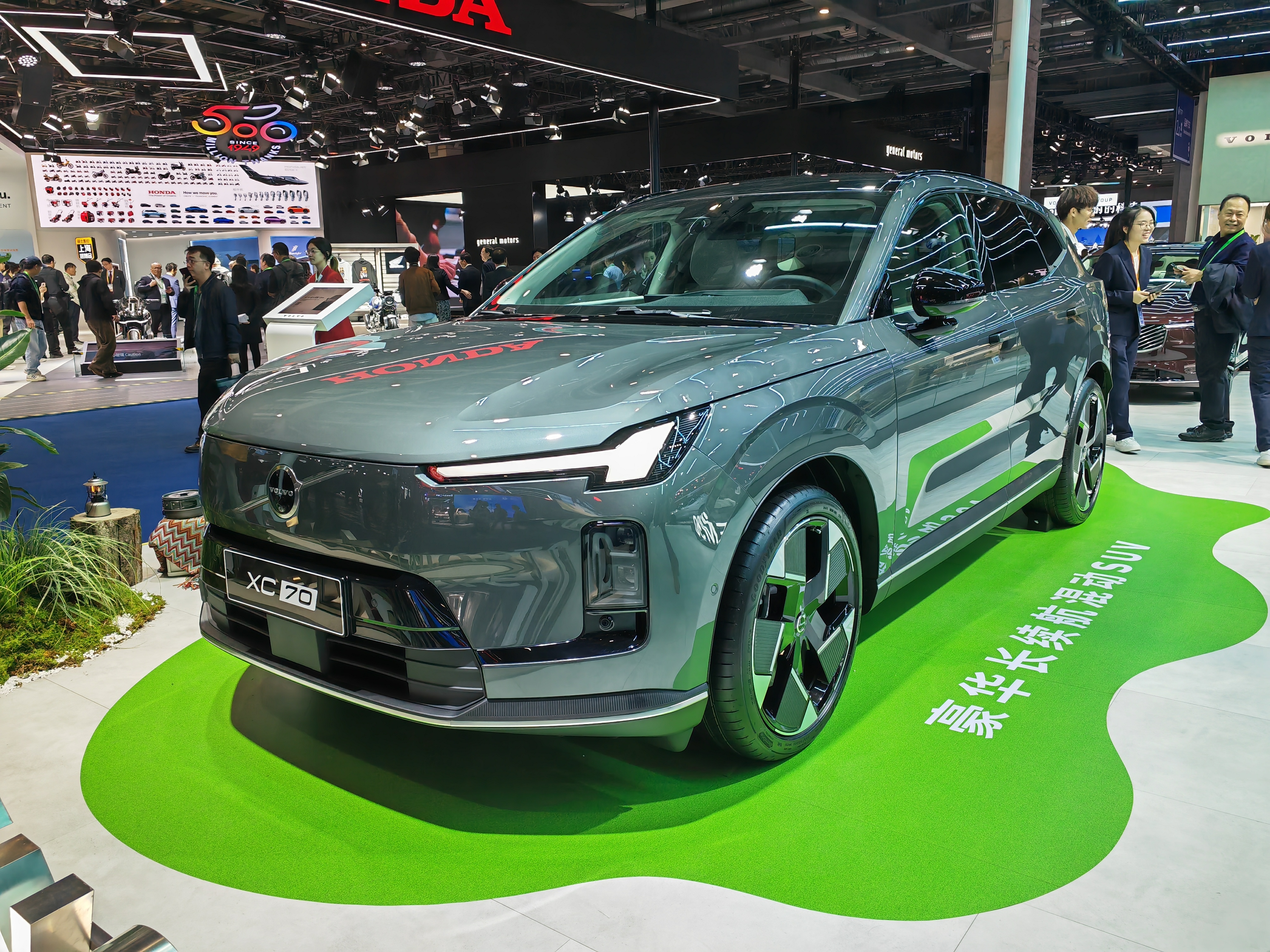 进博会看汽车沃尔沃XC70亮相进博会新车情报局 今日进博会继续，来看看前方小黑在