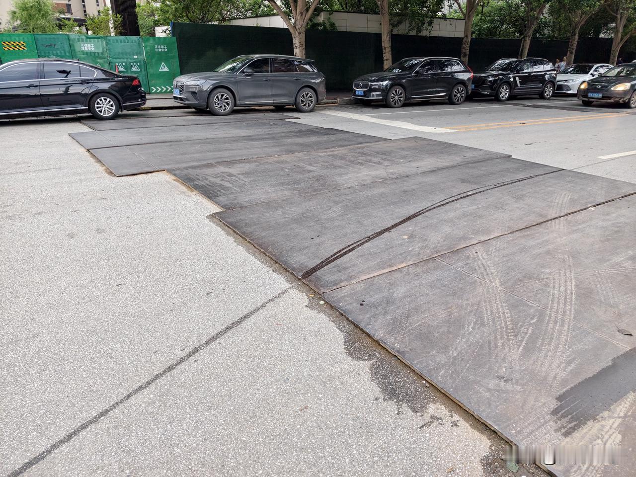 沈阳这个路上的钢板有待优化…
 
位置在大东区轩兴四路与桦林街交叉口，路面施工钢