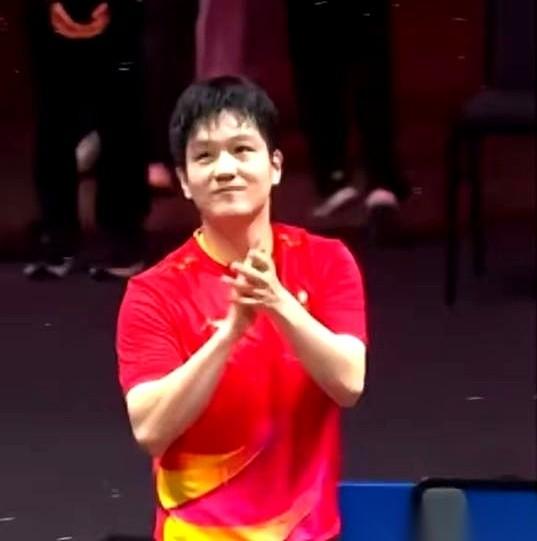 一个没有世界排名的选手，把世界第一、世界第二，挨个给办了。
就问你魔幻不魔幻？