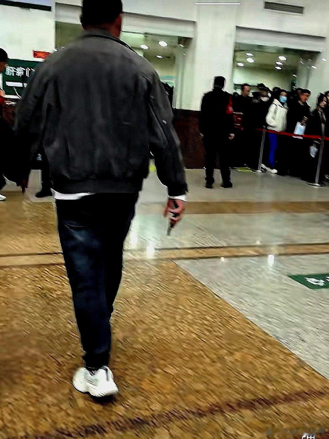 中国大陆的医院，忙碌的一天从排队开始 