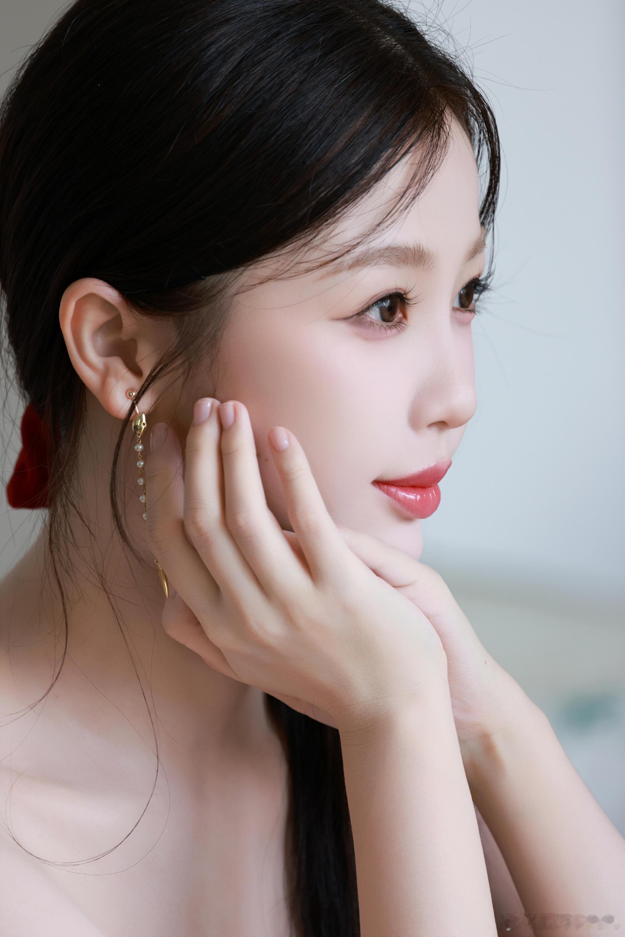虞书欣[超话]  欣欣怎么这么美啊，看完永夜星河之后对她疯狂上头，去考古也是越来