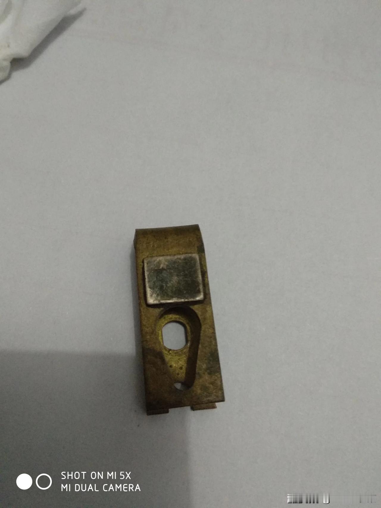 空气开关接触点，上边的那块白色的是银子！