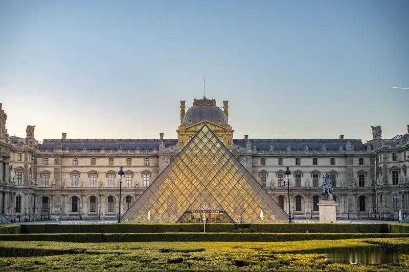 卢浮宫“内忧外患”： 继之前的盗窃和建筑结构问题后，卢浮宫的埃及文物部图书馆因为