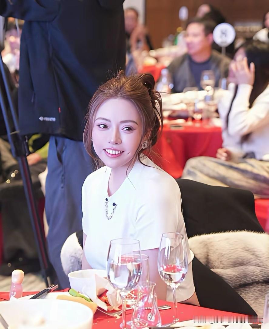 曾经辛巴的徒弟，现在自己创业的蛋蛋，放在全世界也是一个超级大网红。

第一个粉丝