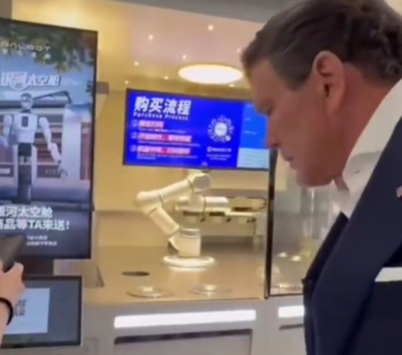 福克斯主播品尝中国机器人咖啡，美国网友集体破防：我们被骗了三十年！5月13日，北