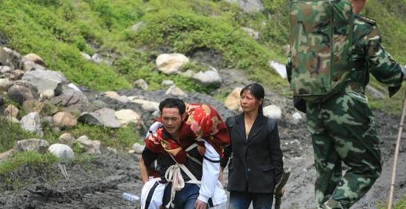 “不用看了，他已经死了。”2008年，在汶川大地震中，一位父亲背着高大的儿子，徒