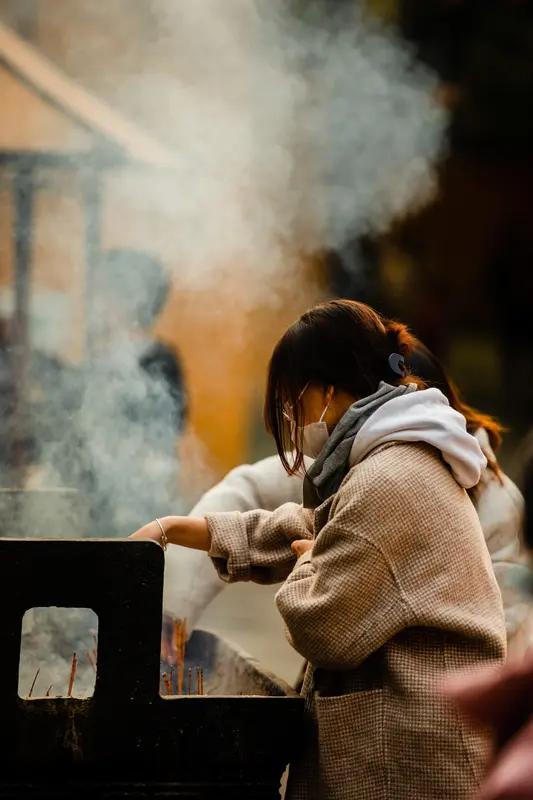 《叹寺庙逐利》

枫林红叶

寺院本为清净地，

怎堪逐利惹尘忧。

香烟燃尽灰