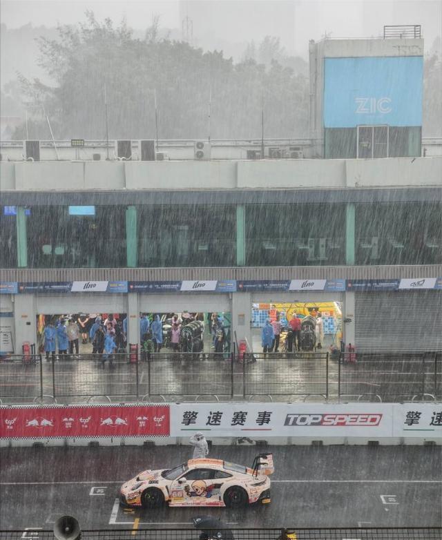 在这一次的2026 China GT-珠海站，王一博也开上了赛车参加比赛，目前网