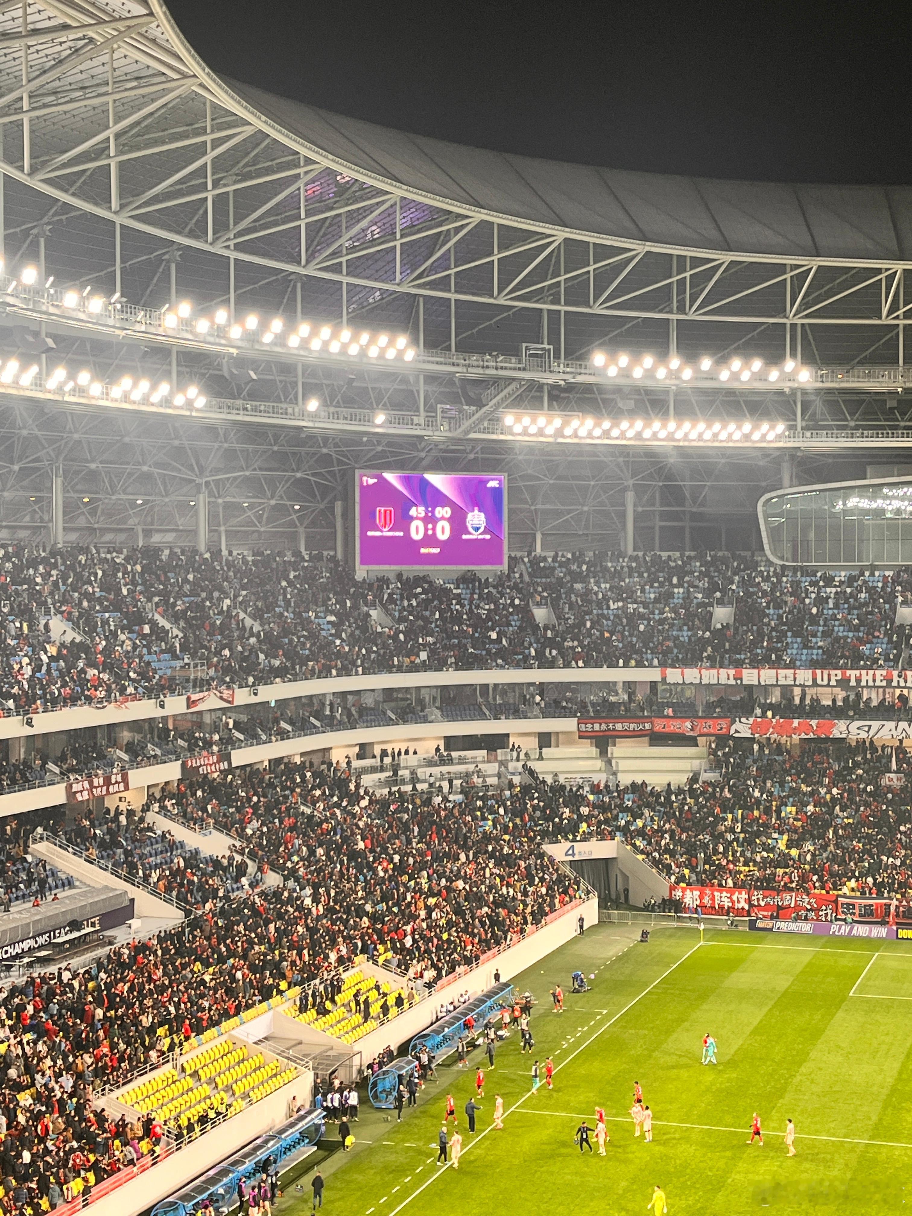 还需要多踢比赛来磨合，球员相互间的配合有些生疏，三外援的情况下，上半场总体上来说