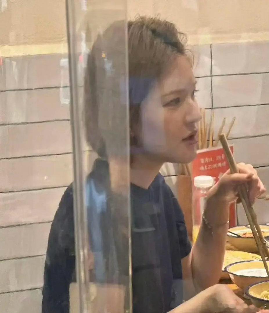 赵露思这几张照片直接让人幻视谢依霖啊