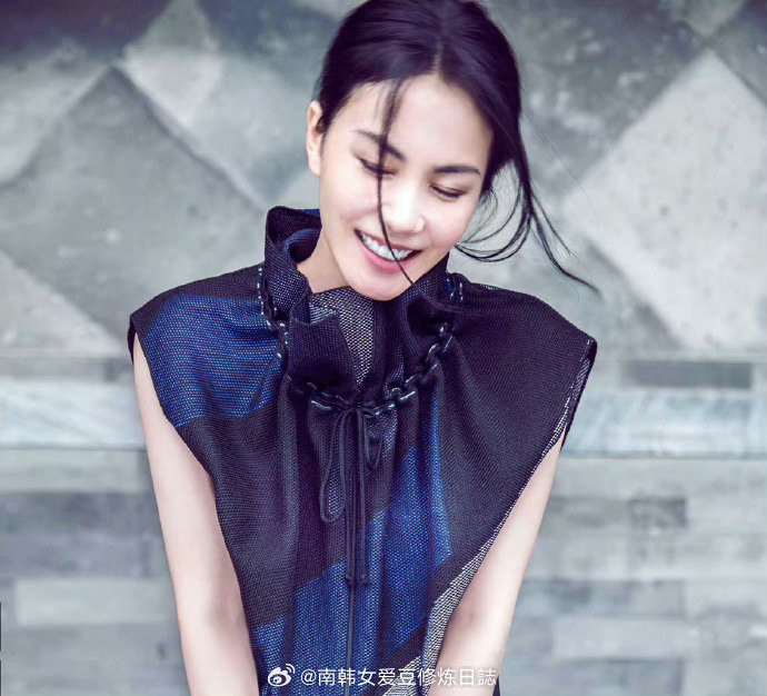 王菲曾找高人算过前世今生，她前世是任性而为的官宦家小姐，谢霆锋是将军，王菲因为一