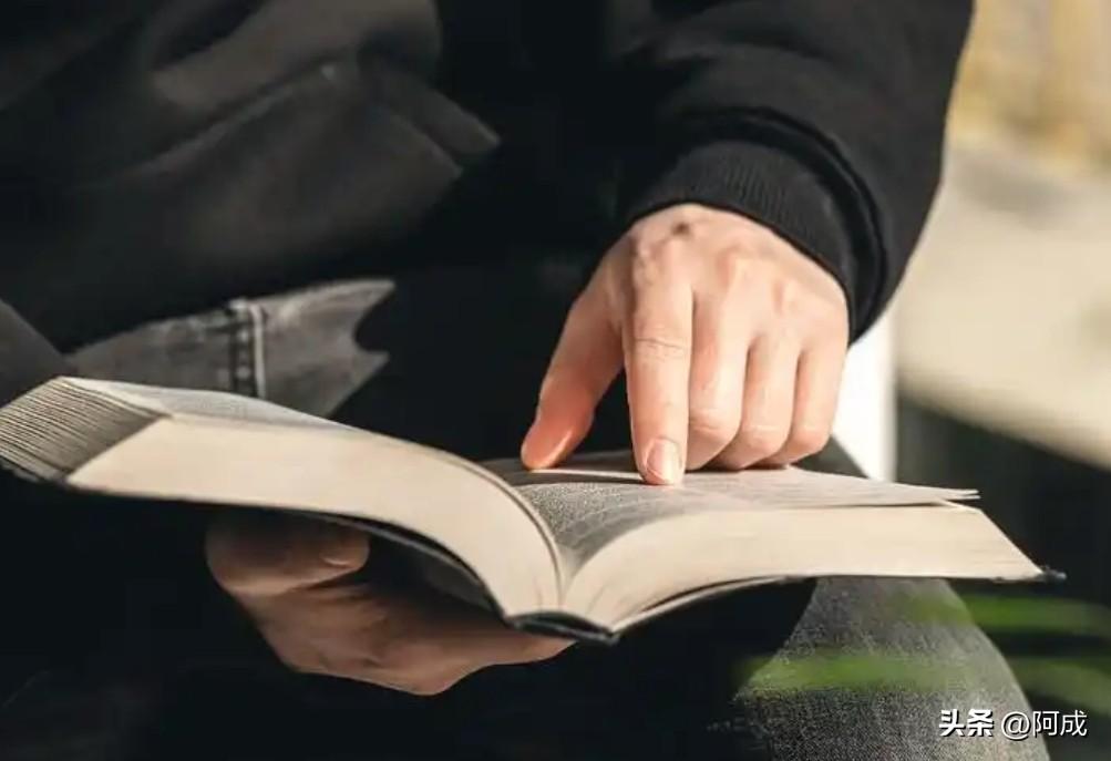 问：为什么一看书就困呢？
答：因为书，是梦开始的地方。

书页轻轻翻开，温柔的文