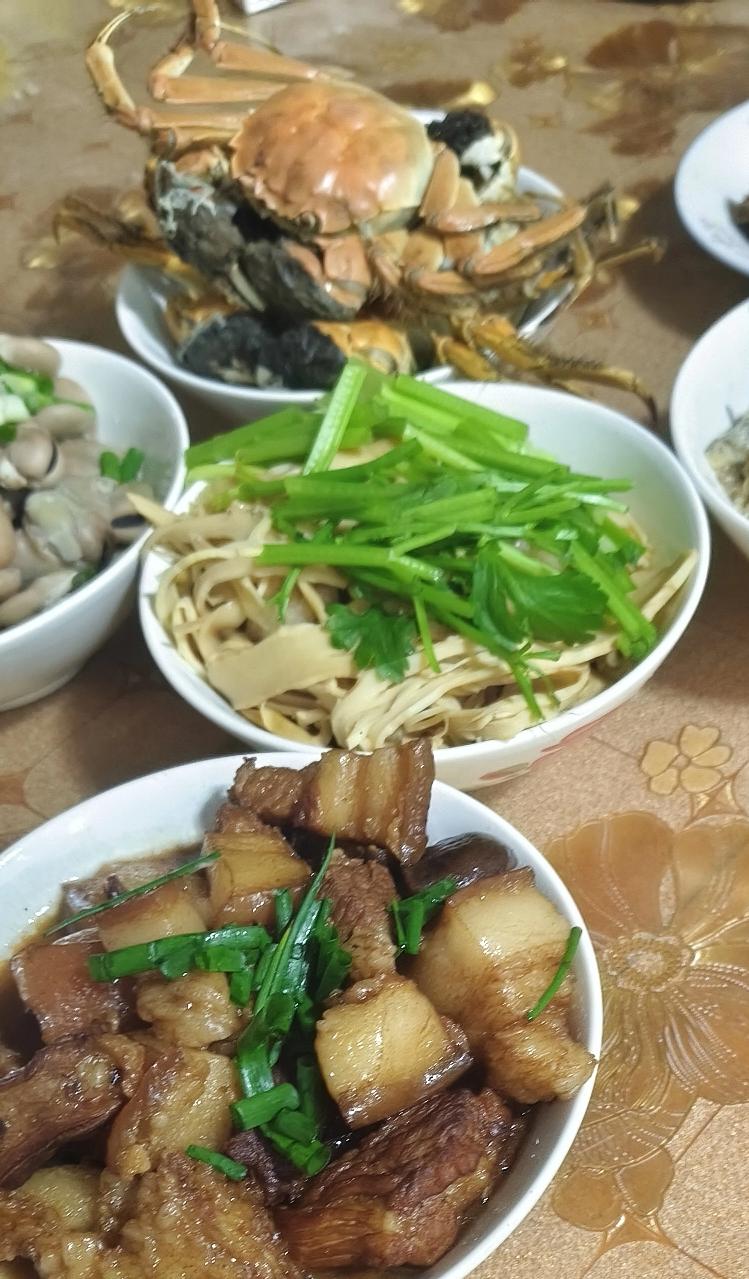吃完饭不想洗碗，我说下顿一起洗，隔壁邻居说怎么不洗啊？多不卫生啊！

隔一段时就