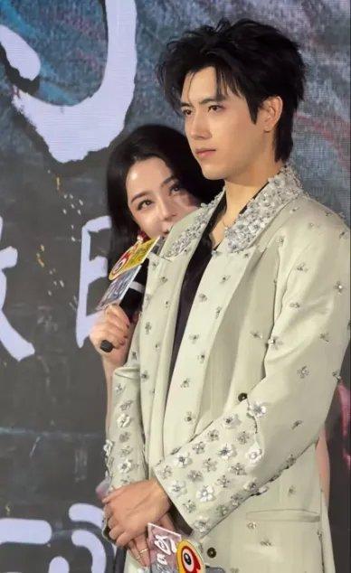 迪丽热巴陈飞宇同框营业！《白日提灯》线下互动太甜了，路人镜头颜值封神
 
迪丽热