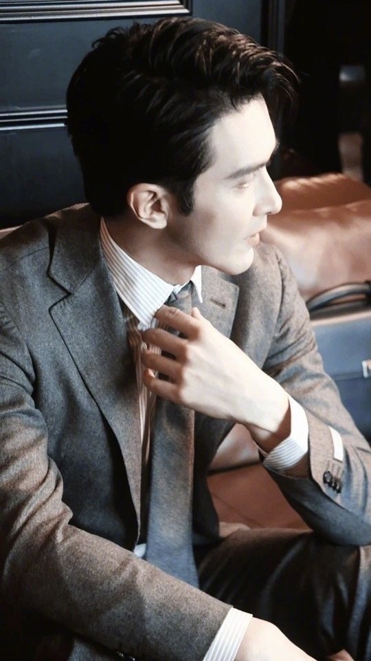 高伟光的老钱风浑然天成，“经济上行时期的帅”形容精准，眼镜配红色领结，霸总气场拉