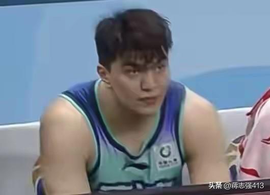 看看赵睿开的好头，李翔波学的有模有样。广州龙狮和宁波的比赛赛后李翔波和鲁图布拉发