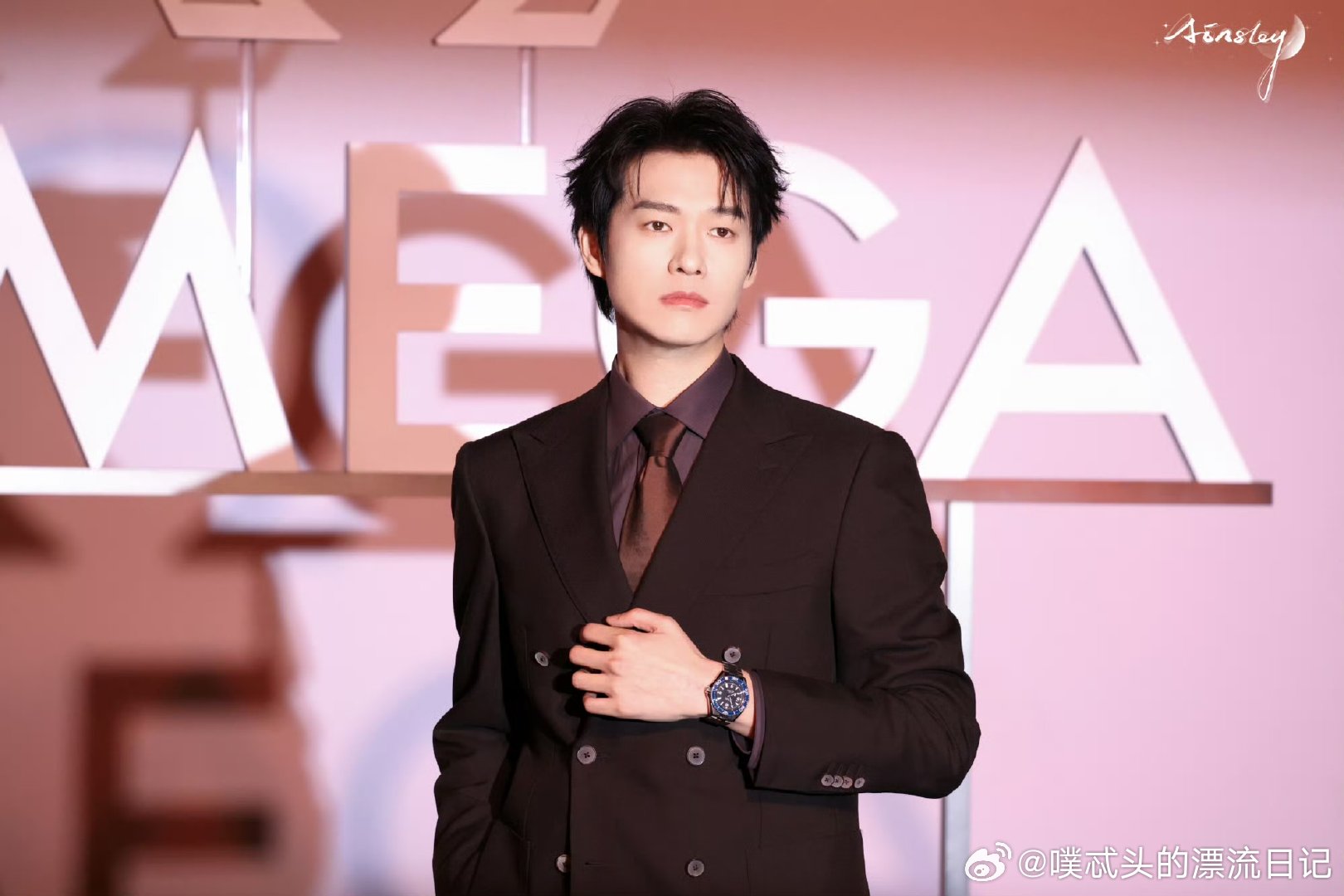 宋威龙魏大勋我都笑纳了 太喜欢宋威龙和魏大勋了，一个帅得让人惊艳，一个有趣得让人