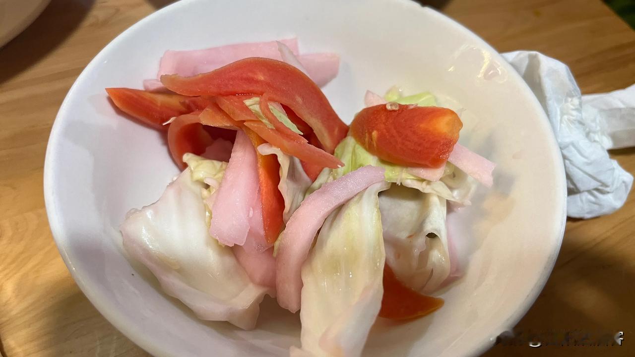 #秋日生活打卡季#
泸州肉丝面三十多年的一个老面馆，一直开在广云路那里，老泸州人