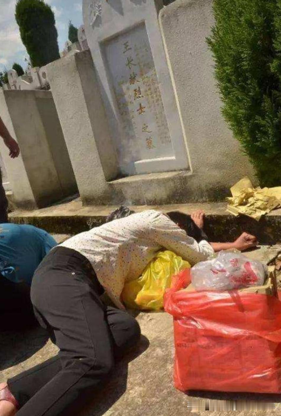 1984年，新婚三天的丈夫，上前线打仗不幸牺牲。不料，她的妻子却立马改嫁给了他的