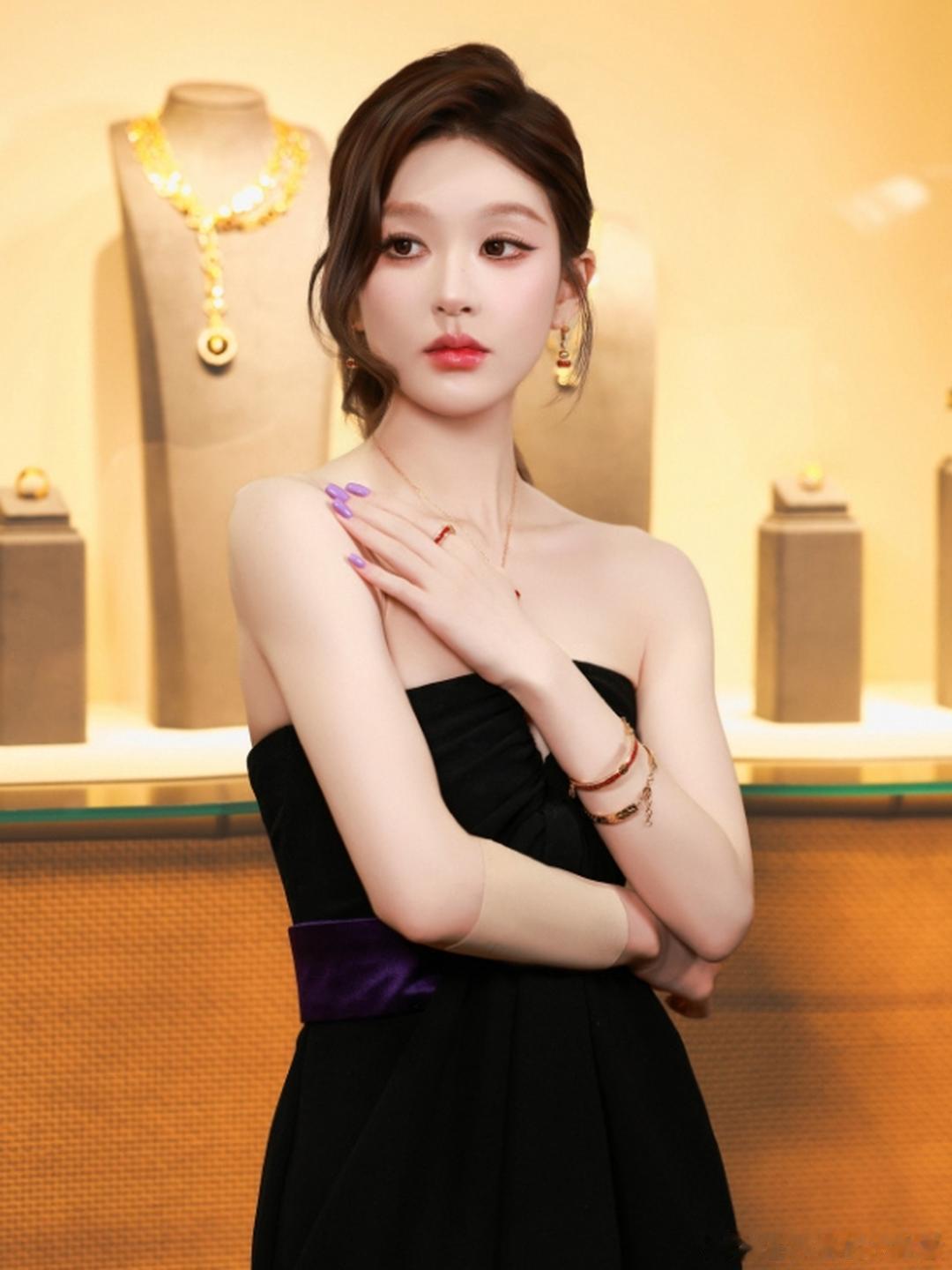 赵露思最近这几天还挺忙的，连开好几天演唱会，这又官宣了周大福的全球代言人，但是隔