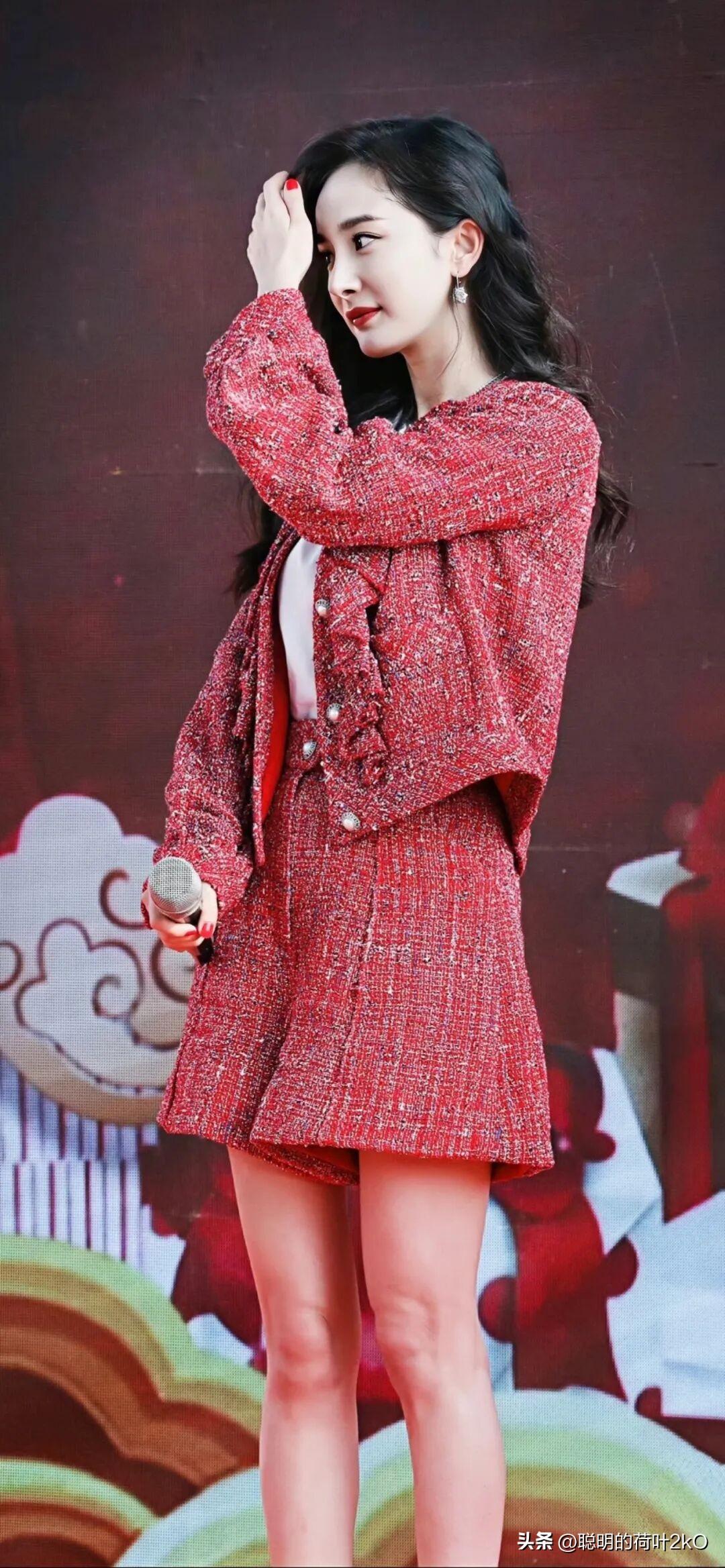 杨幂这身红调小香风，美得好接地气