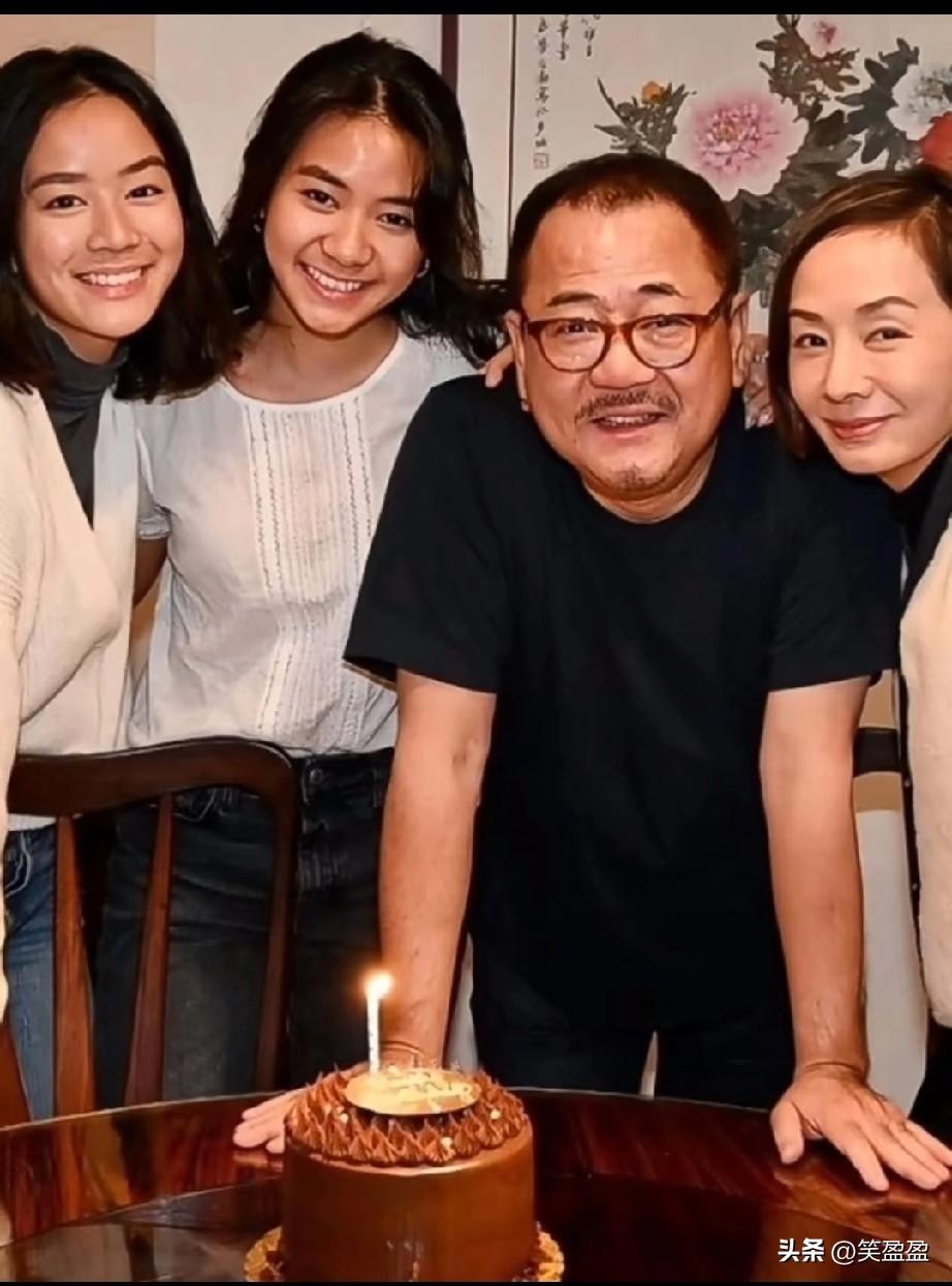 66岁资深演员毛舜筠和81岁丈夫区丁平低调而甜蜜。 两个女儿一个像爸爸一个像妈妈