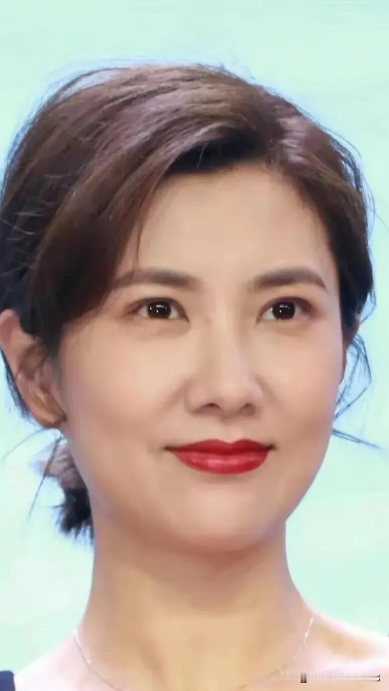 抛开其他的先不说，这长相确实符合传统的东方审美标准，漂亮又有实力的女演员，比贾静