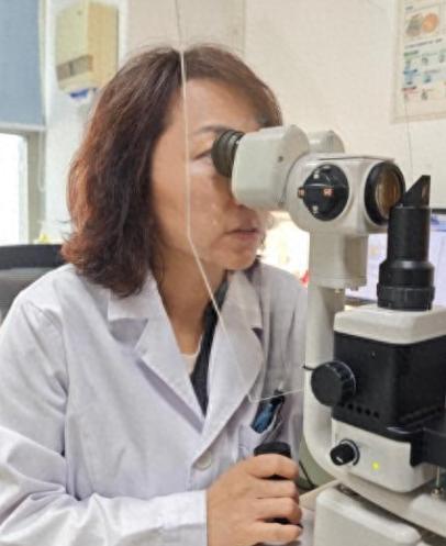 “太吓人了！”湖北武汉，54岁女子在家打扫卫生。角落里翻出一瓶没喝完的酸奶，她刚