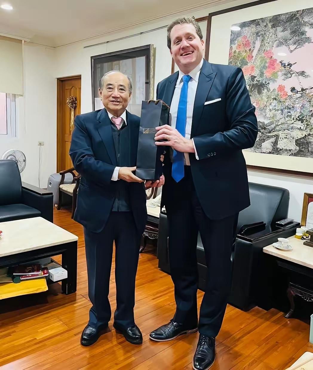 这是台湾政客王金平在家中会见美国在台协会高雄分处处长張子霖，你看看那摇尾乞怜的样