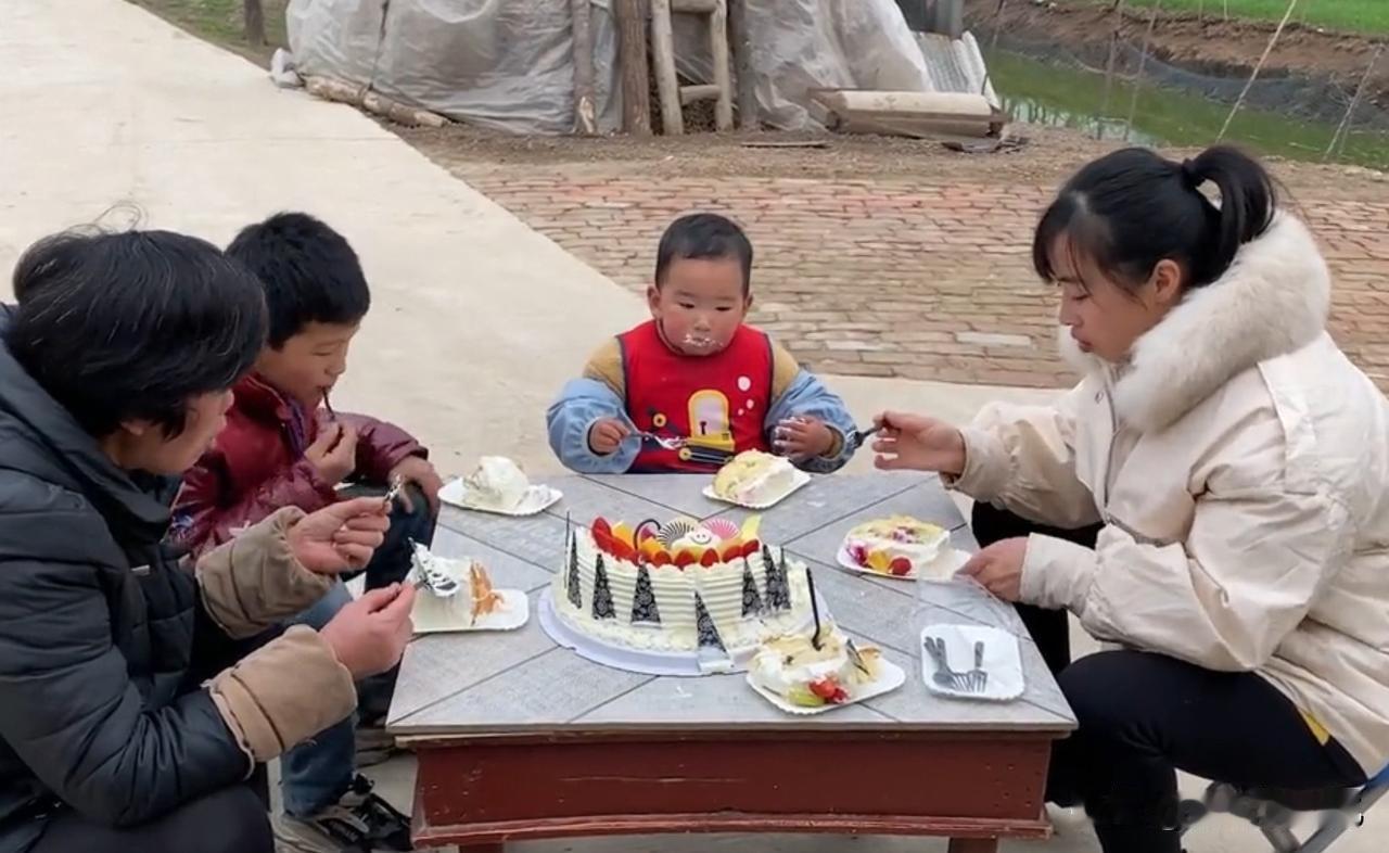 好像在大家印象中爱用唯品会的大多是一二线的白领，但其实很多像我这样的哪怕是在三四