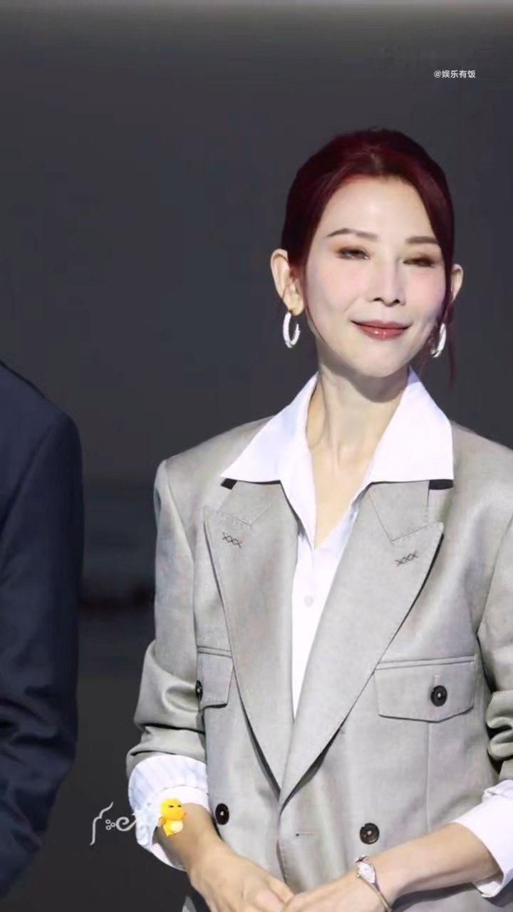 我勒个豆不愧是皇后娘娘啊 这个状态真的越来越好了 我小时候她长这样我都毕业了她还