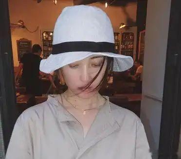 51岁蒋勤勤西班牙旅行随拍氛围感拉满✨长款风衣配帽子，简约穿搭自带高级感。脸上带