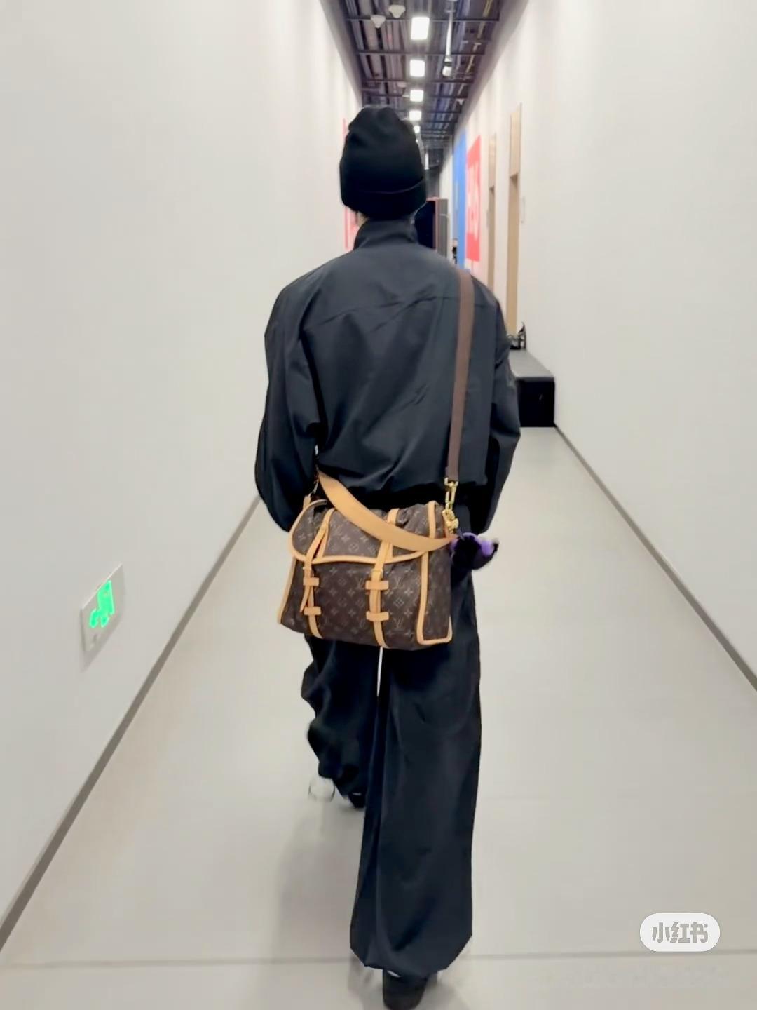 王鹤棣真就随便搭配，但衣品好+比例好，真的没办法 ​​​
