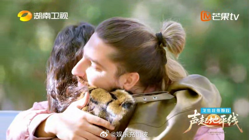 声起地平线唱响跨国友谊声起地平线不用过多言语，歌声自会表达心意，不同国度的相遇与