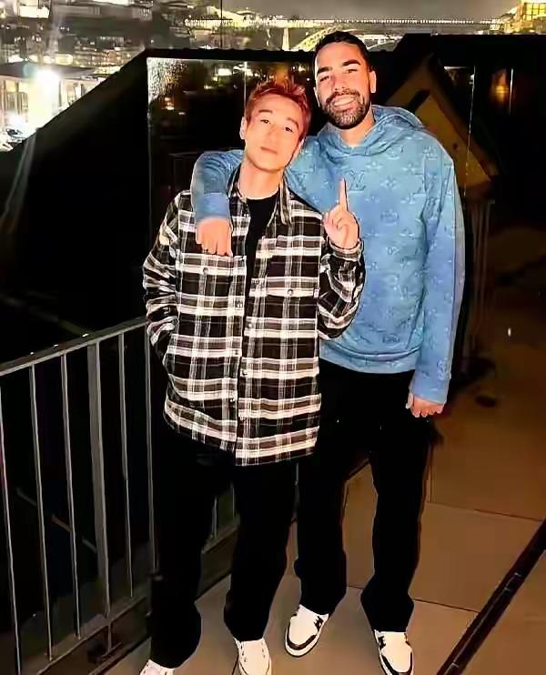 韦世豪不能被德尔加多带偏了啊！韦世豪不管是在锋线进攻还是丢球后防守都对蓉城帮助很