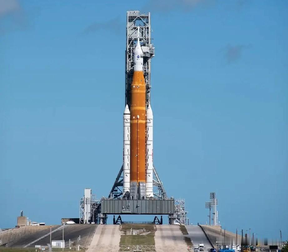 美国的绕月飞行不出意外的推迟了，据悉是由于火箭核心级的推进剂接口出现液氢泄漏（这